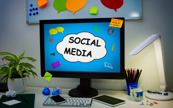 Mesa de buffet com alimentos diversos